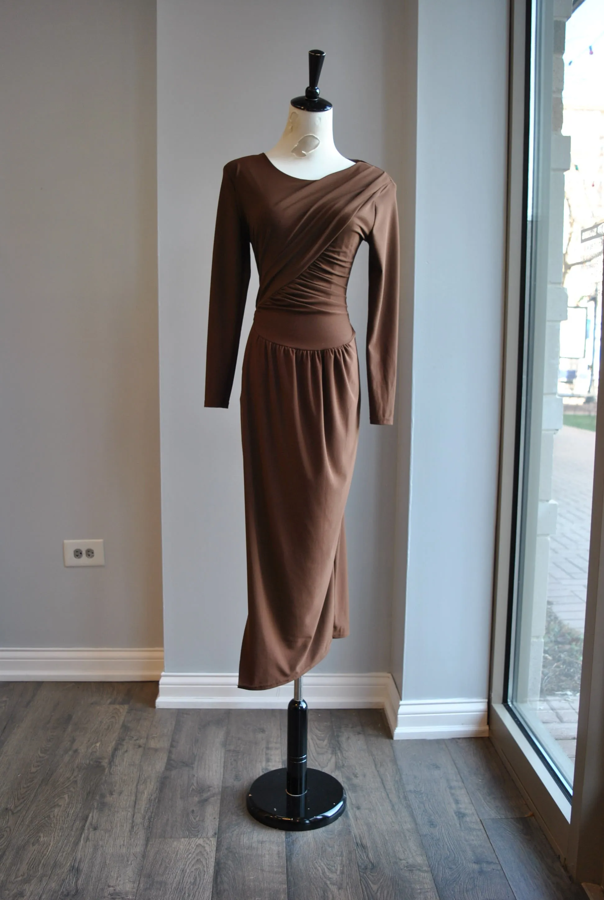 CLEARANCE - CHOCOLATE BROWN MIDI SIMPLE DRESS