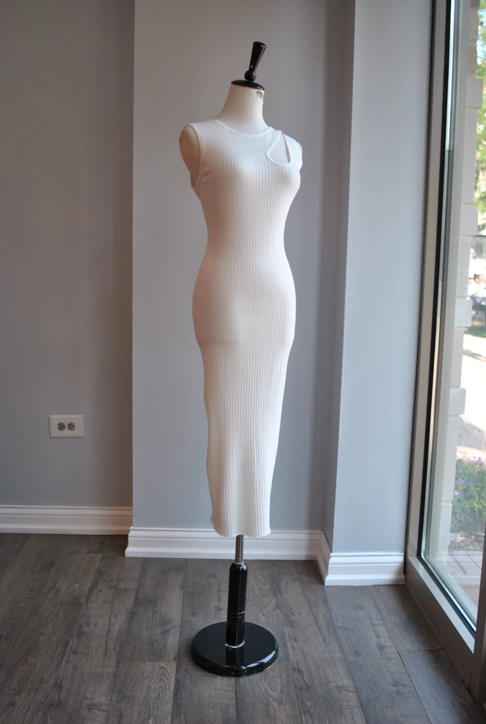 CLEARANCE - WHITE SWATER MIDI SUMMER DRESS