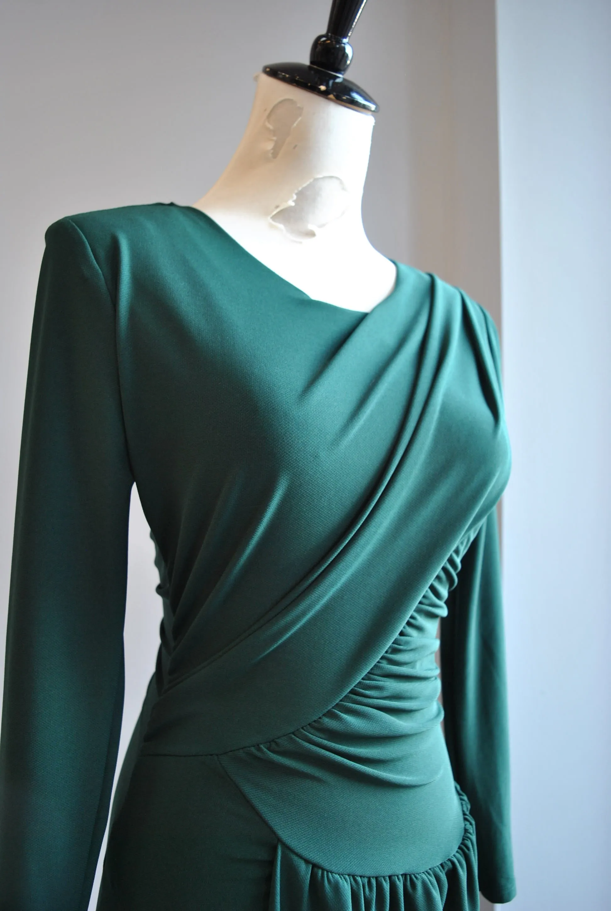 CLEATANCE - FOREST GREEN MIDI SIMPLE DRESS WITH FRONT RUSHING