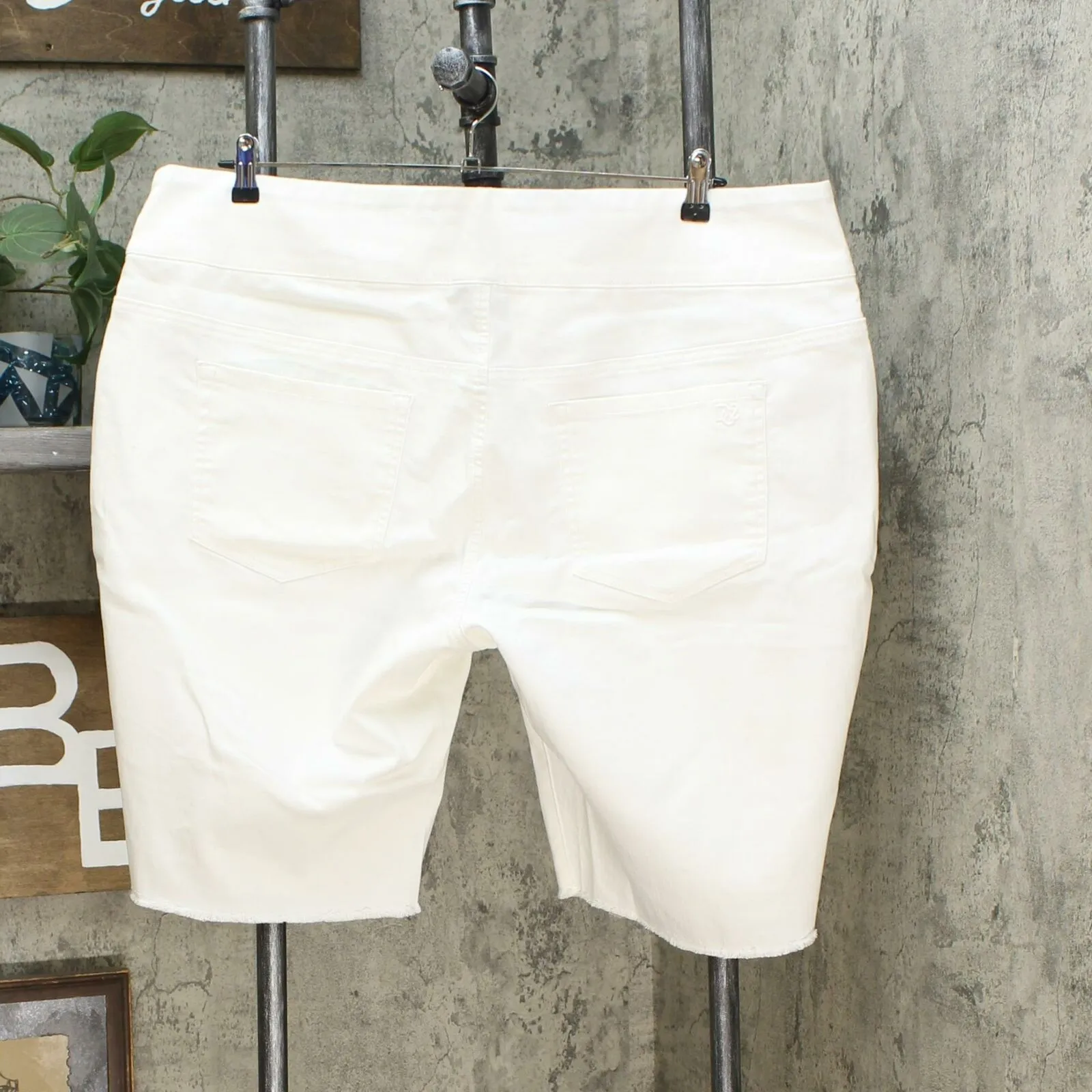 DG2 by Diane Gilman Classic Stretch Pull-On Bermuda Shorts Ivory Petite 2X