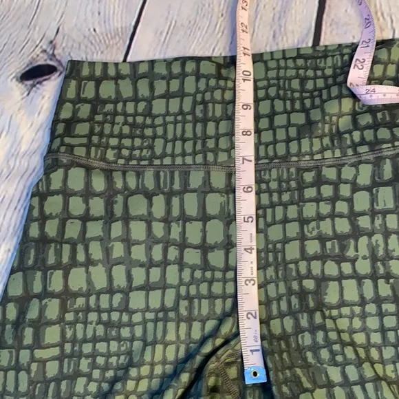 Fabletics Define high waisted short 9&quot; safari crocodile Powerhold reversible bra
