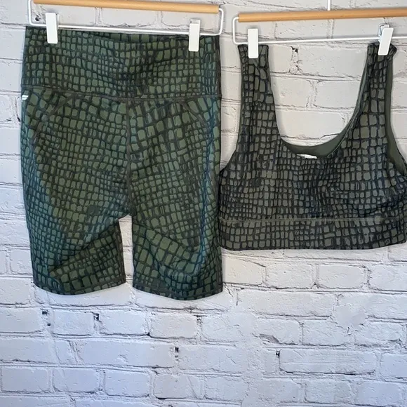 Fabletics Define high waisted short 9&quot; safari crocodile Powerhold reversible bra