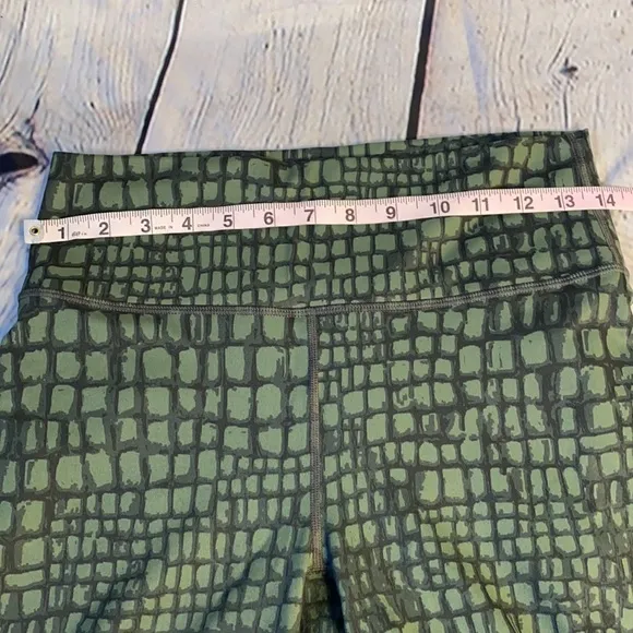 Fabletics Define high waisted short 9&quot; safari crocodile Powerhold reversible bra