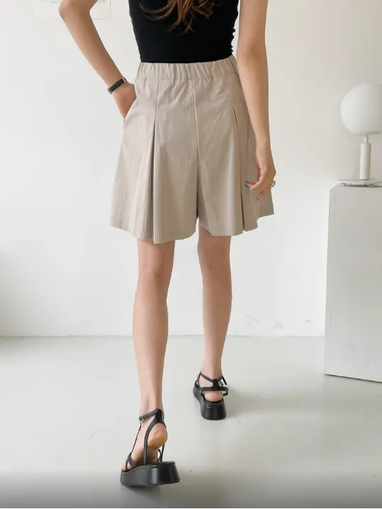 Front Pleated Bermuda Shorts (다리가 얇아보이는 치마바지 핏의 버뮤다 숏팬츠)