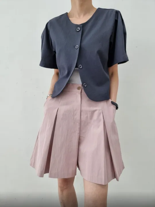 Front Pleated Bermuda Shorts (다리가 얇아보이는 치마바지 핏의 버뮤다 숏팬츠)