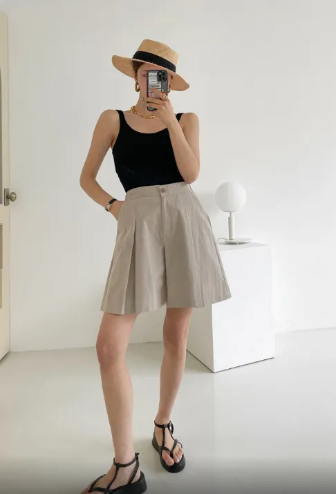 Front Pleated Bermuda Shorts (다리가 얇아보이는 치마바지 핏의 버뮤다 숏팬츠)