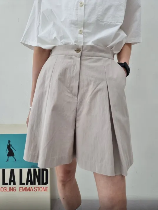 Front Pleated Bermuda Shorts (다리가 얇아보이는 치마바지 핏의 버뮤다 숏팬츠)