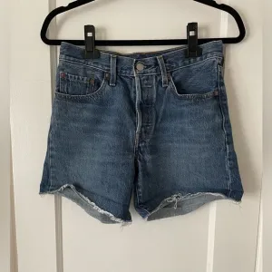 Levi's Premium Denim 501 High Rise Shorts Size 26 Raw Hem Medium Wash Button Fly