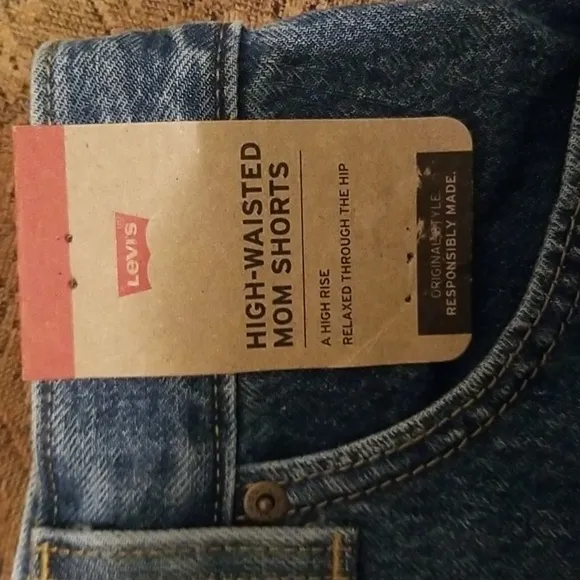 Levi's Women's High Waisted Mom Shorts, Amazing-Medium Indigo, 27