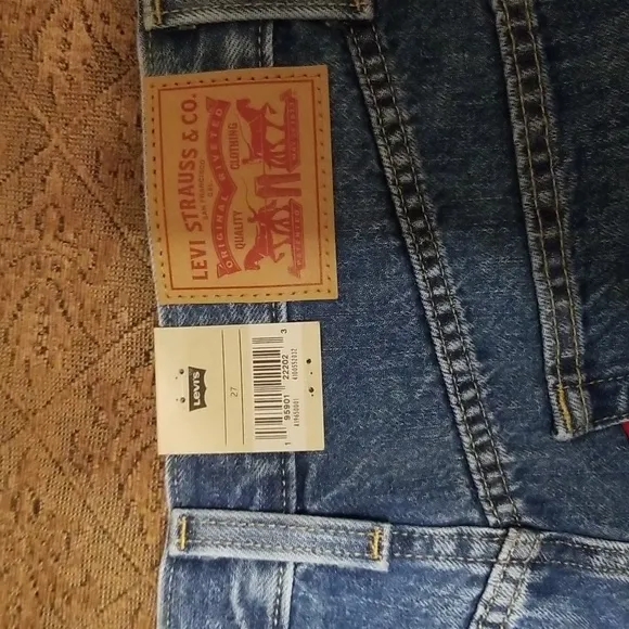 Levi's Women's High Waisted Mom Shorts, Amazing-Medium Indigo, 27