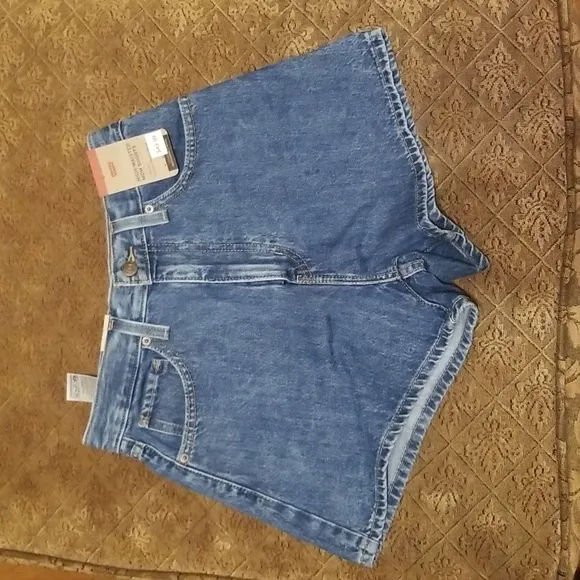 Levi's Women's High Waisted Mom Shorts, Amazing-Medium Indigo, 27