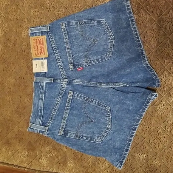 Levi's Women's High Waisted Mom Shorts, Amazing-Medium Indigo, 27