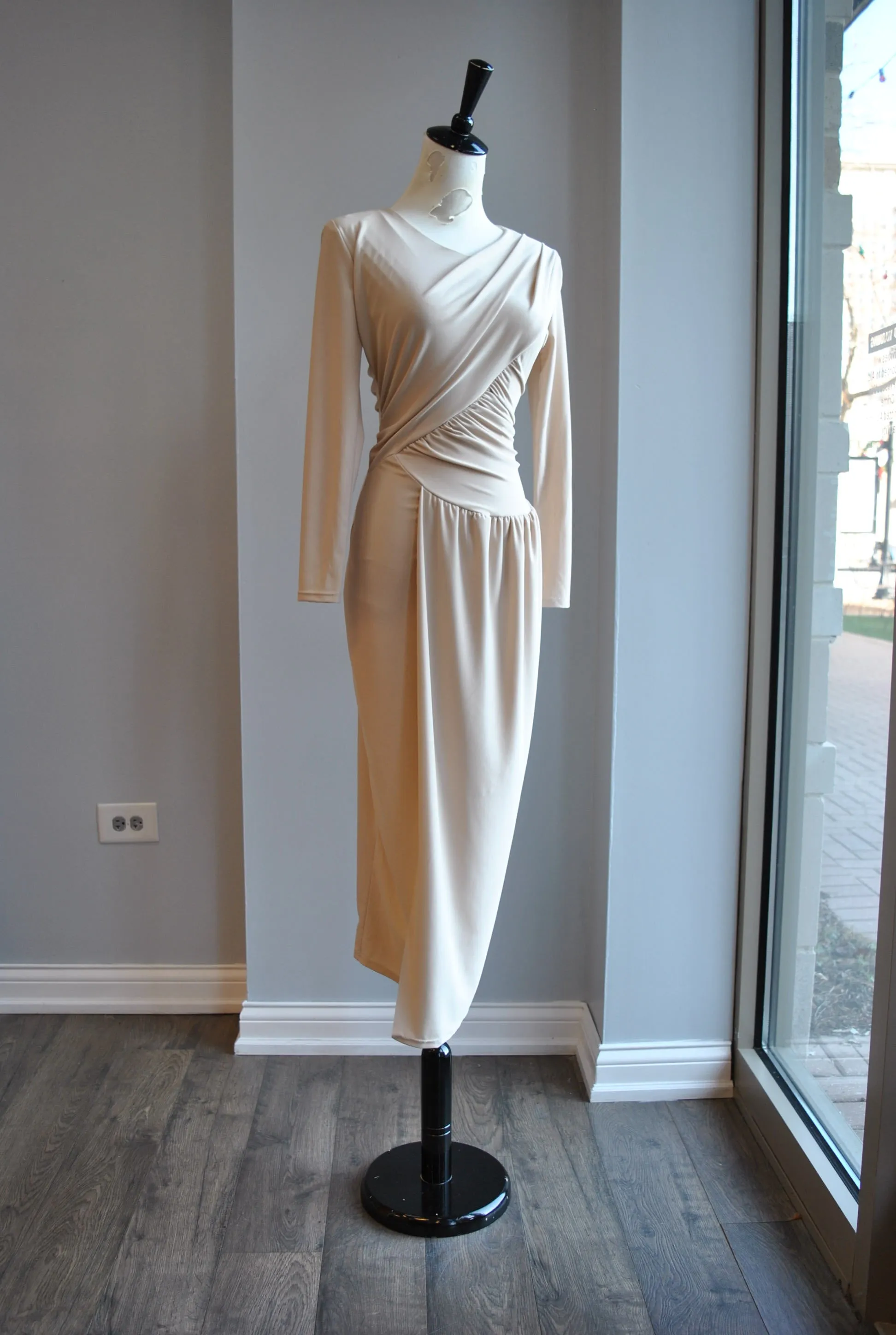 LIGHT BEIGE MIDI DRESS WITH FRONT RUSHING