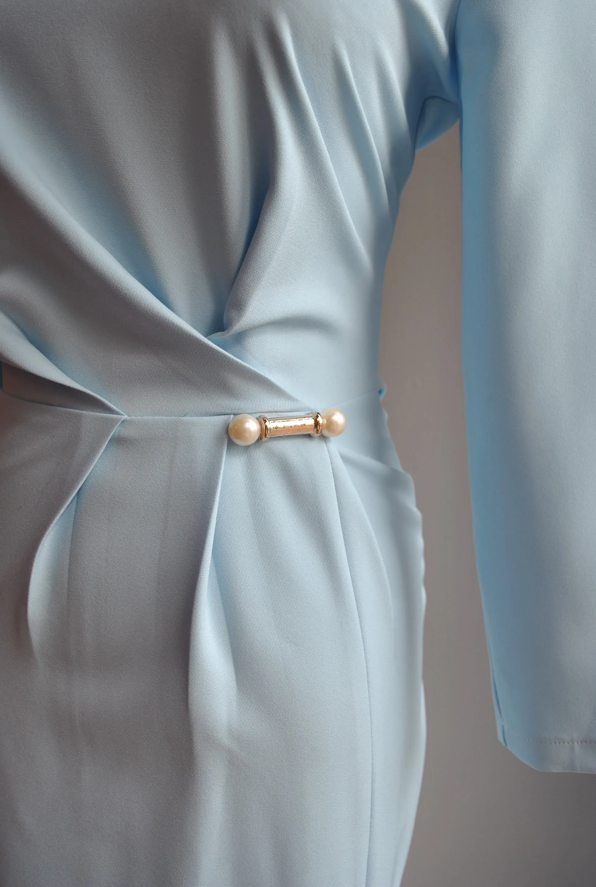 LIGHT BLUE MIDI DRESS WITH SIDE PIN AND RUSHING