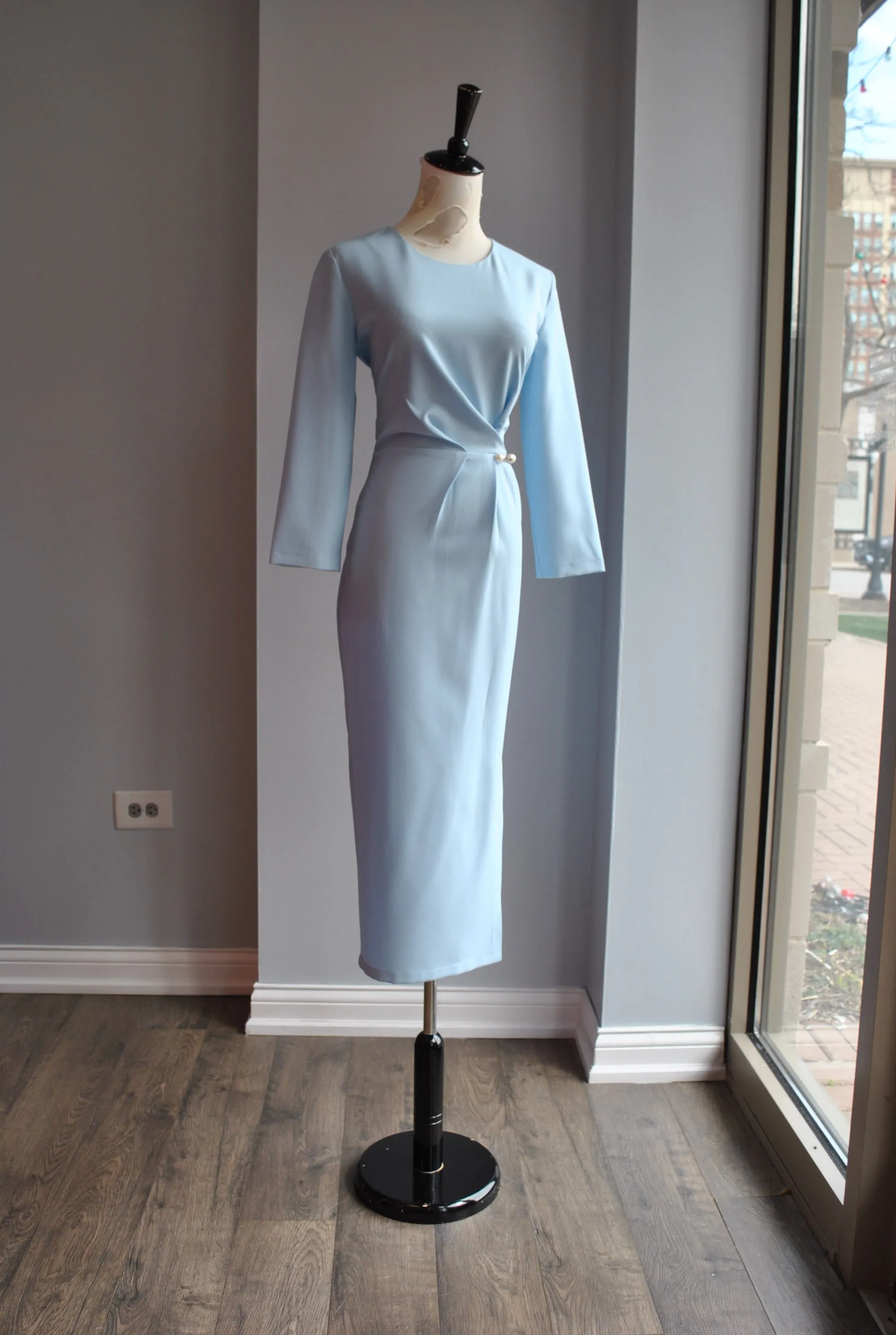 LIGHT BLUE MIDI DRESS WITH SIDE PIN AND RUSHING
