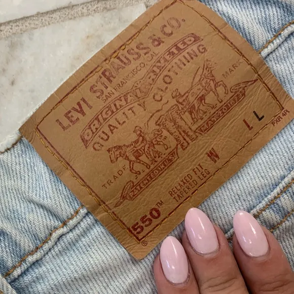 Light wash Levi shorts