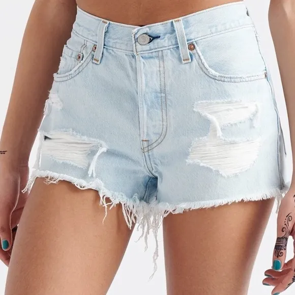Light wash Levi shorts