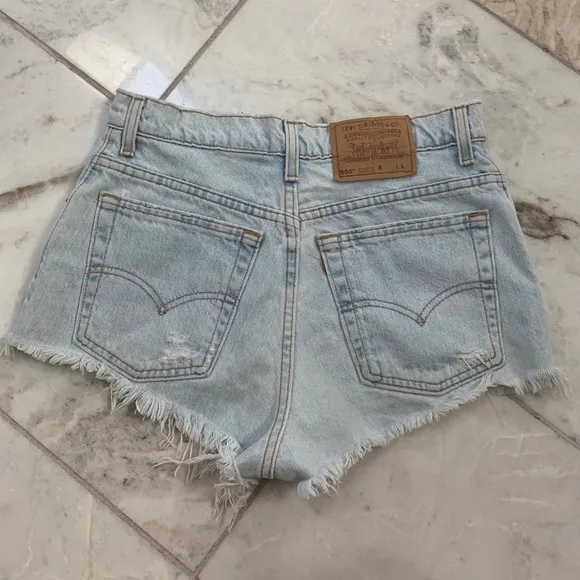 Light wash Levi shorts