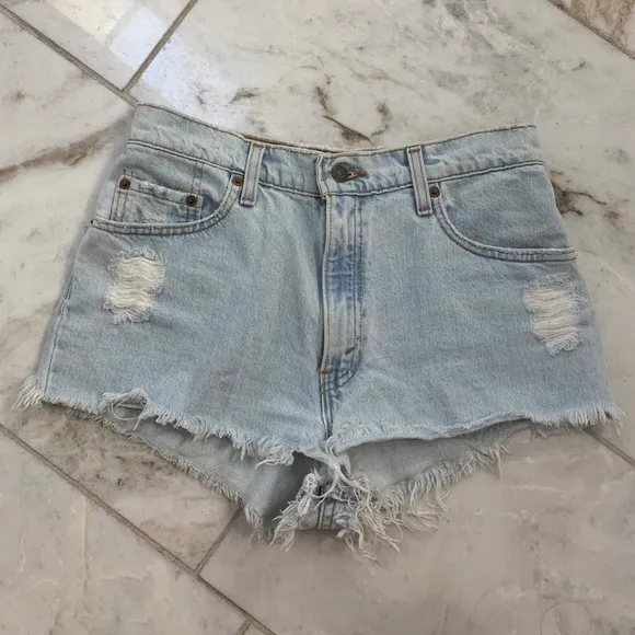 Light wash Levi shorts