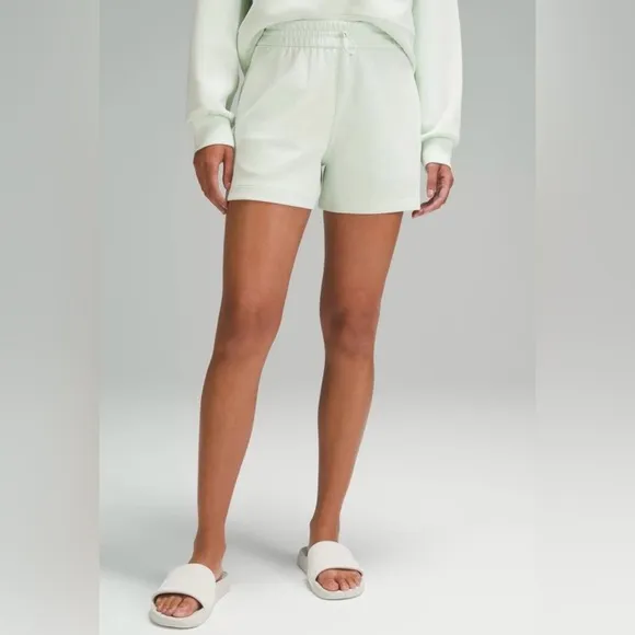 NWOT Lululemon Women’s Softstreme High-Rise 4” Shorts - Size 2