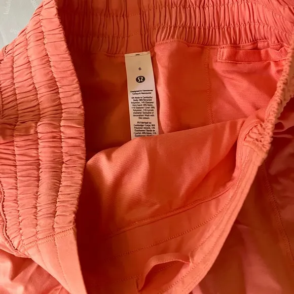 NWT Lululemon Hotty Hot High Rise Shorts 4&quot;, Sz 6, Coral Kiss