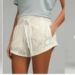 NWT New LULULEMON Inner Glow High-Rise Terry Short Thread Dye White Black TRD6 8
