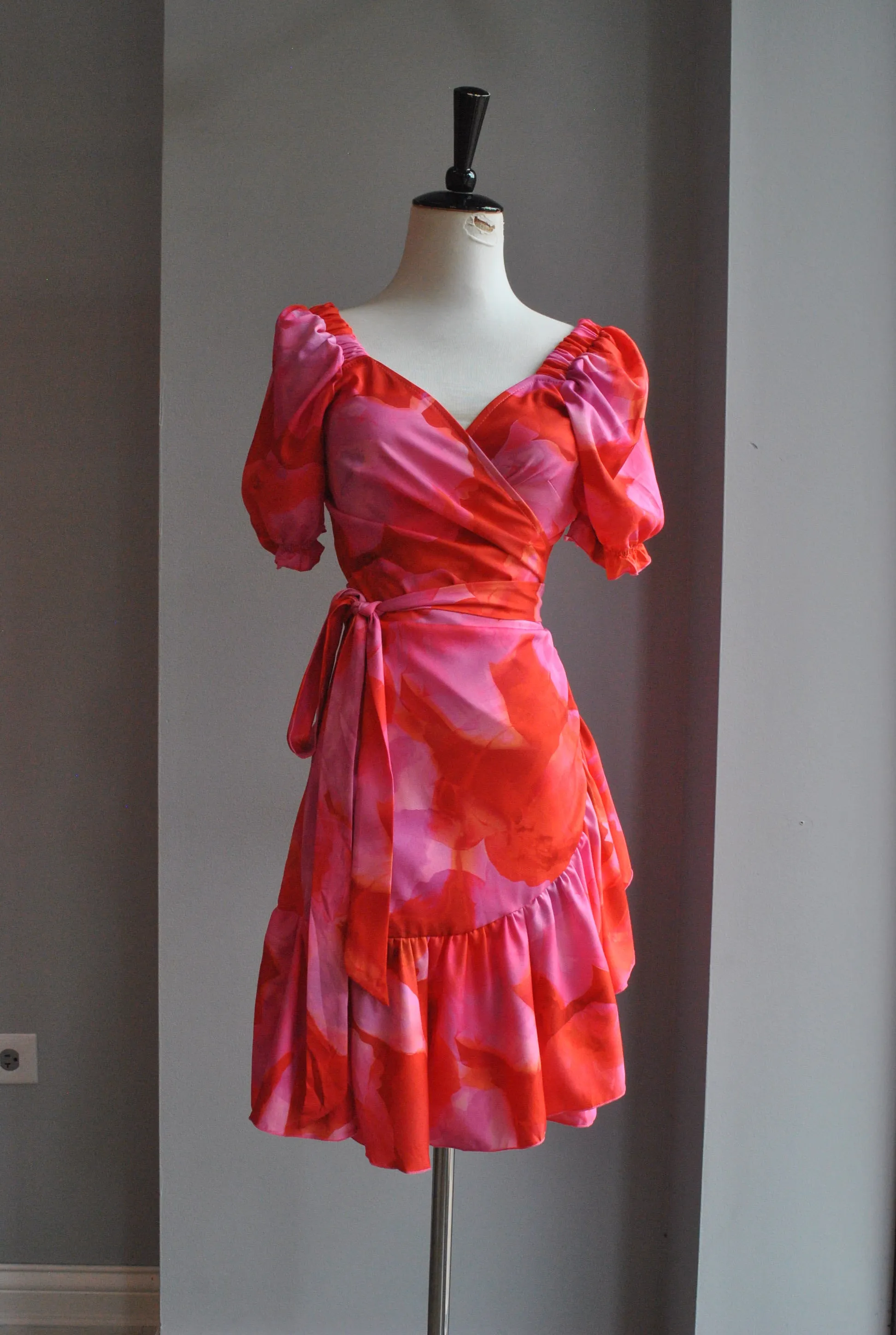 PINK AND RED WRAP SUMMER DRESS WITH SHORT SLEEVES