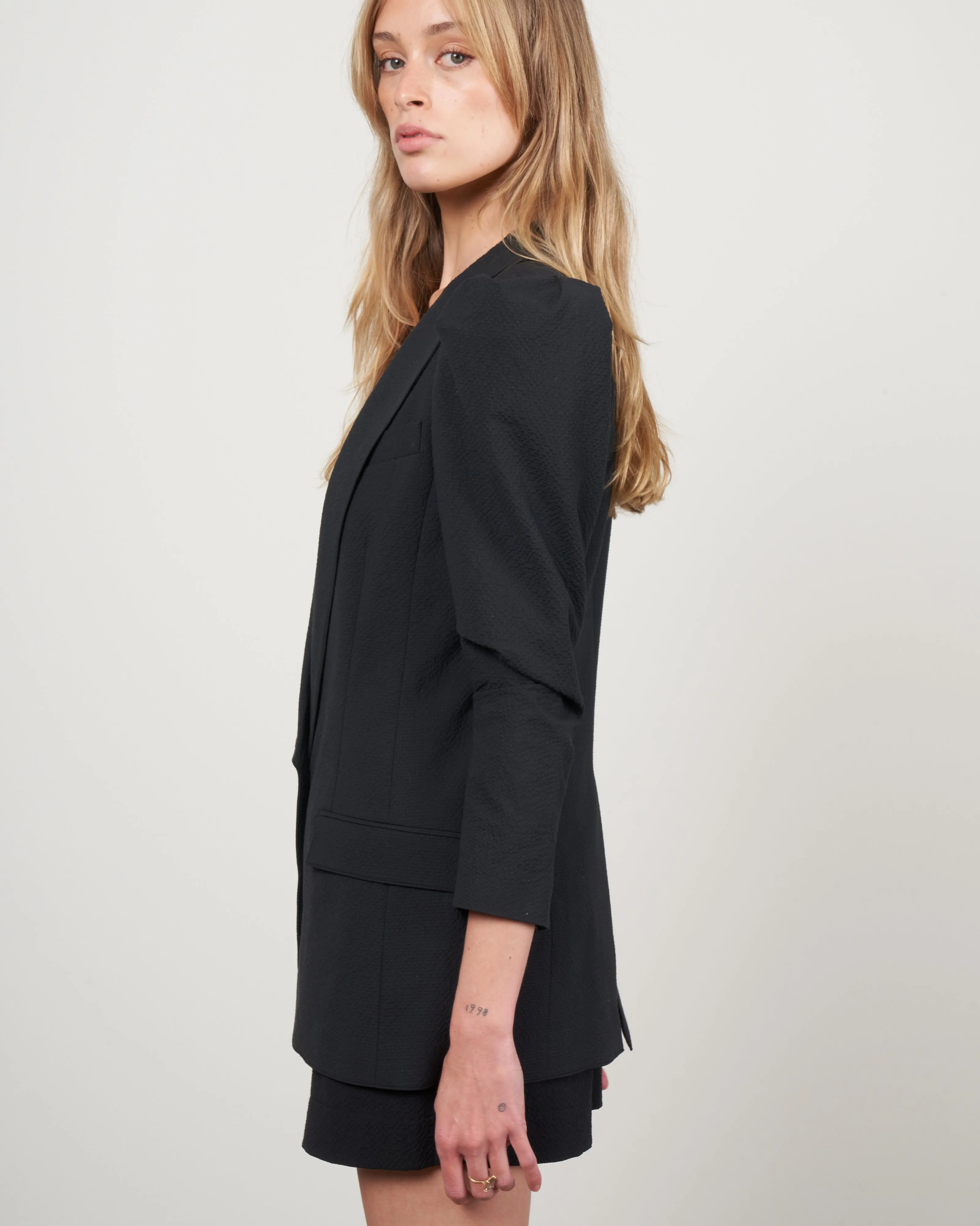 scrunch sleeve long line blazer - black seersucker