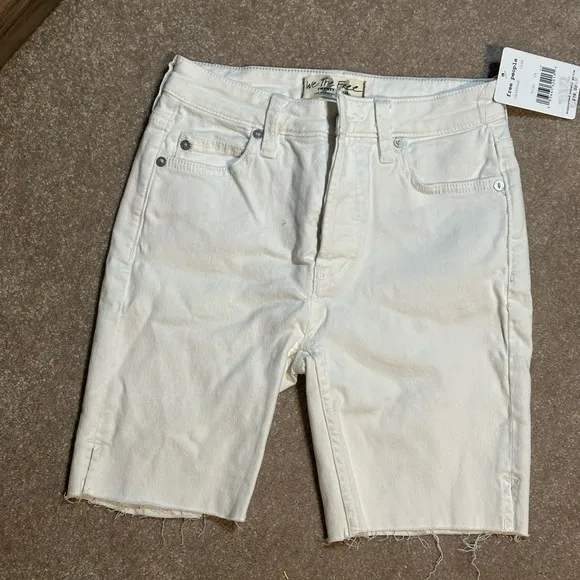 WE THE FREE Women’s White Bermuda Raw Hem Denim Shorts 24 Waist
