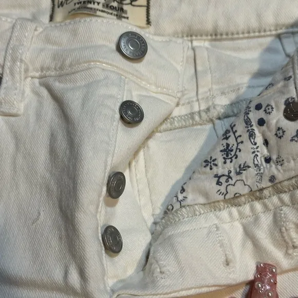 WE THE FREE Women’s White Bermuda Raw Hem Denim Shorts 24 Waist