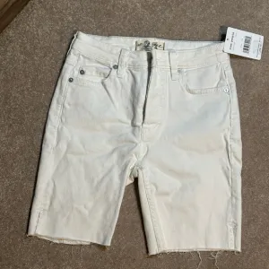 WE THE FREE Women’s White Bermuda Raw Hem Denim Shorts 24 Waist