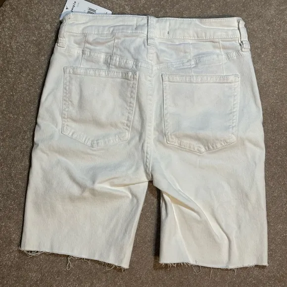 WE THE FREE Women’s White Bermuda Raw Hem Denim Shorts 24 Waist