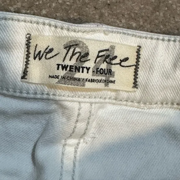 WE THE FREE Women’s White Bermuda Raw Hem Denim Shorts 24 Waist