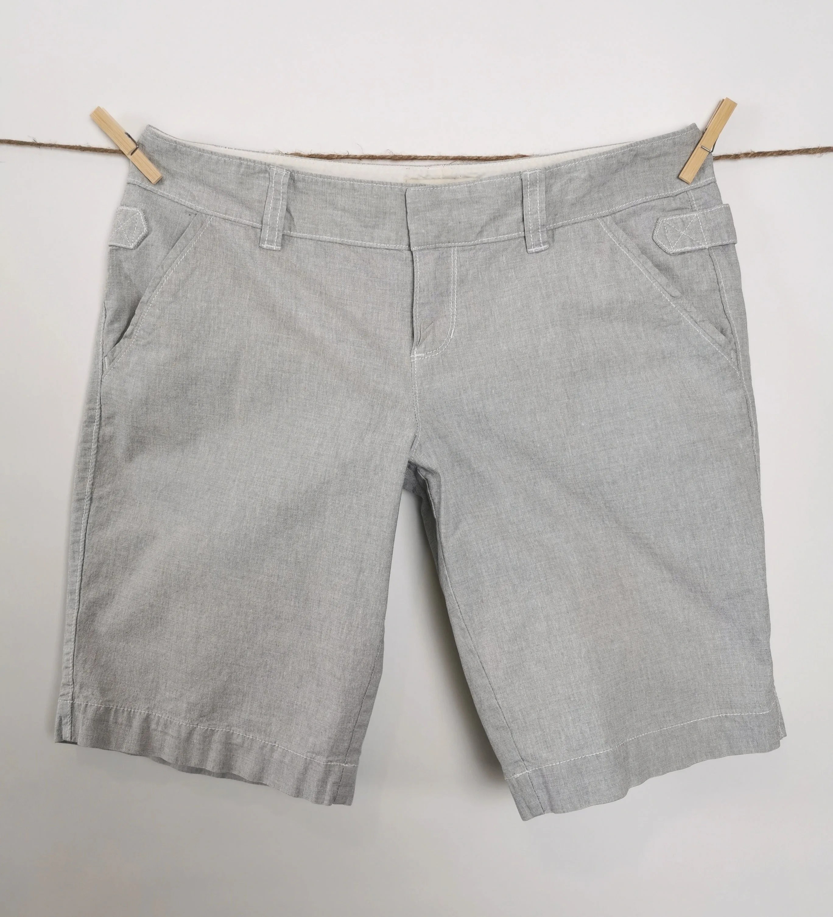 WOMENS SIZE 10 - OLD NAVY, Cotton Bermuda Shorts EUC B6